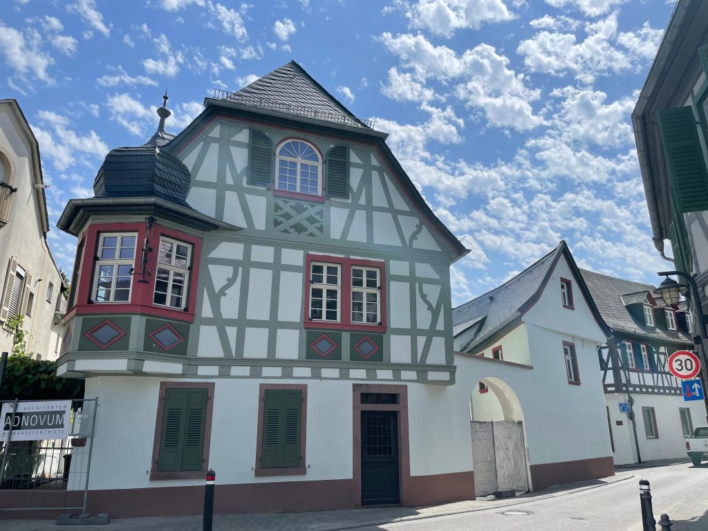 Modernisiertes Fachwerk in Östrich Winkel