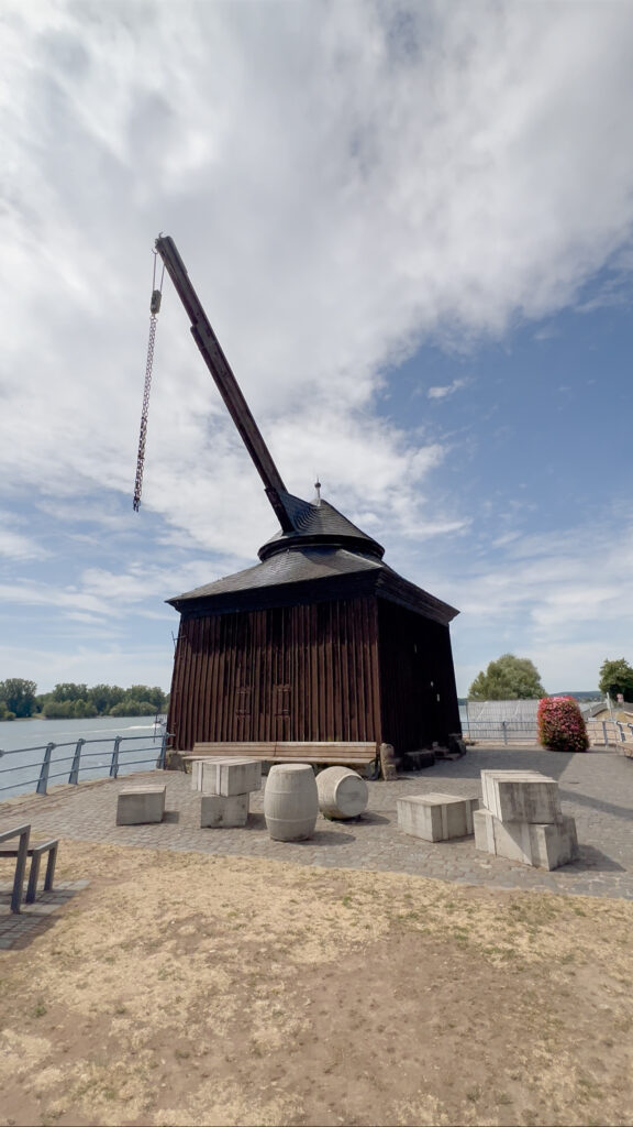 Der Oestricher Kran am Rhein