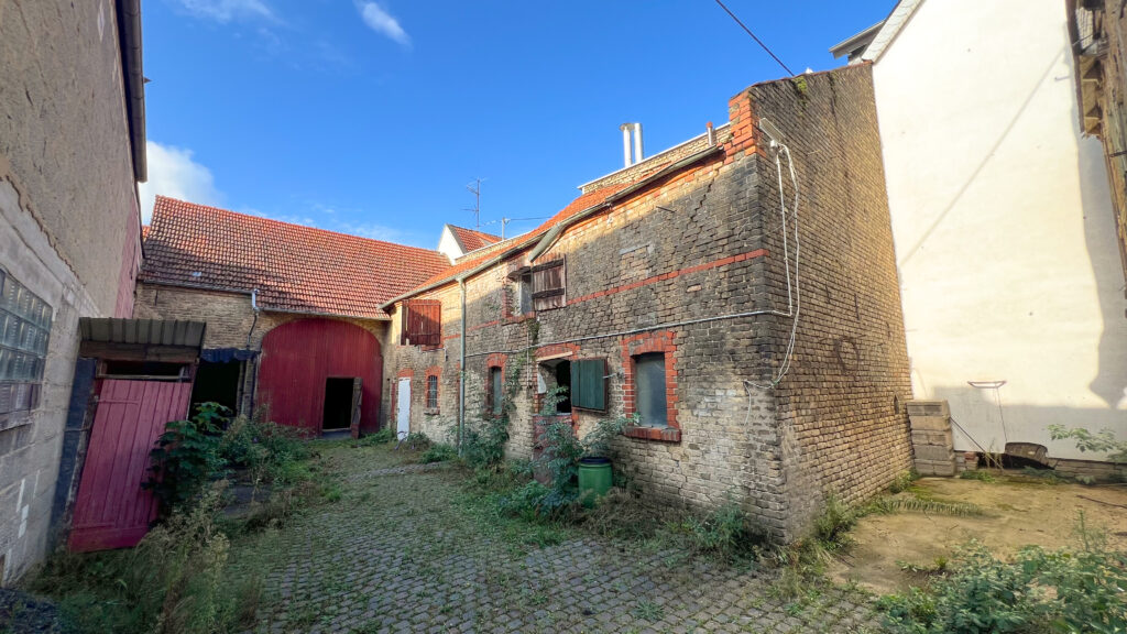 Ehemaliges Stallgebäude, Schuppen und Garage