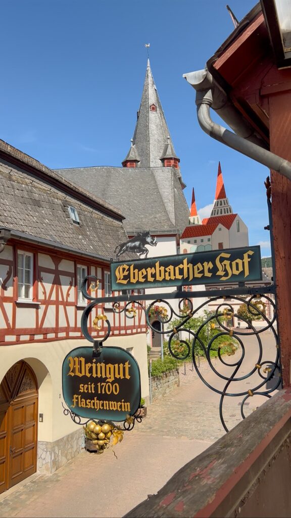 Mitten im historischen Ortskern von Hallgarten gelegen