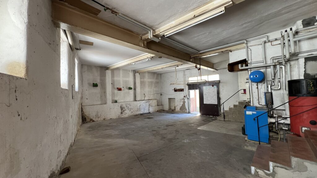 Produktionshalle neben dem Haupthaus