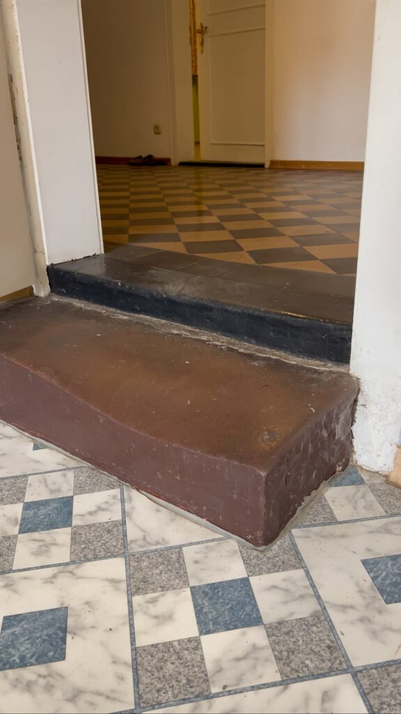 Über die Jahrhunderte ausgetretene Stufe in der Küche des Haupthauses